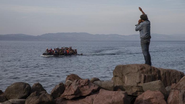 Greqia planifikon të ndërtojë një gardh lundrues të gjatë 2.7 kilometra, për të ndaluar arritjen e refugjatëve
