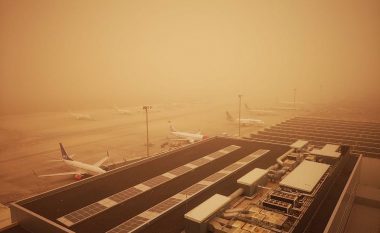 Ishulli spanjoll u përfshi prej stuhive të pluhurit nga Sahara, dukshmëria e dobët detyroi anulimin e fluturimeve të aeroplanëve