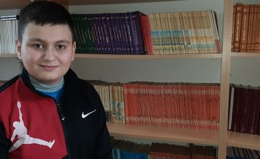 Ismaili 11-vjeçar nga Tetova me aftësi të veçanta, shkruan poezi edhe në gjuhën shqipe edhe në gjuhën maqedonase