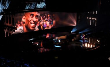 Yjet e muzikës e nderuan Kobe Bryantin në ‘All-Star’