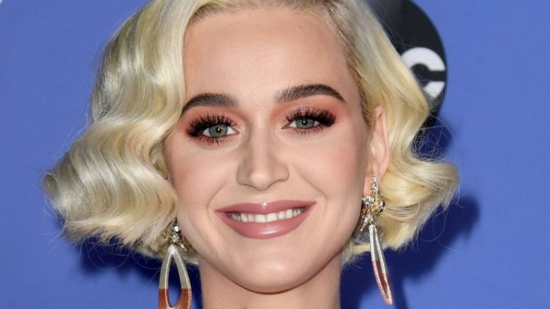 Katy Perry humb vetëdijen gjatë xhirimeve të American Idol