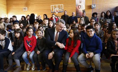 Hoti shpërblen me libra nxënësit fitues të Garës Nacionale në Prishtinë