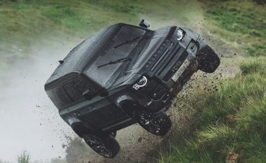 Land Rover Defender tregohet i pamposhtur në filmin e James Bond, vazhdon lëvizjen edhe pasi rrotullohet
