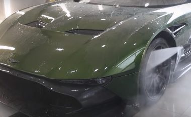 Larja e detajuar e një Aston Martin, para se të mbështillet me shtresa najloni