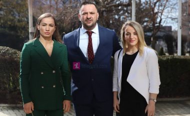 Majlinda, Distria dhe Driton Kuka prezentë në seancën solemne të Kuvendit të Kosovës