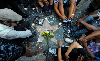 Arilena pozon pranë yllit të Michael Jacksonit: Frymëzimi im i përhershëm
