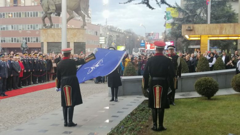 Flamuri i NATO-s u ngrit para Kuvendit të Maqedonisë së Veriut