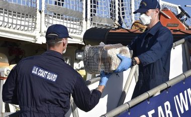 Ndalohen dy barka në brigjet e Karaibeve, iu gjendet kokainë në vlerë të 40 milionë eurove