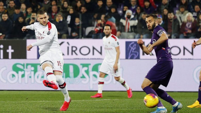 Milani ‘rrëshqet’ në fund, Fiorentina siguron një pikë me dhjetë lojtarë
