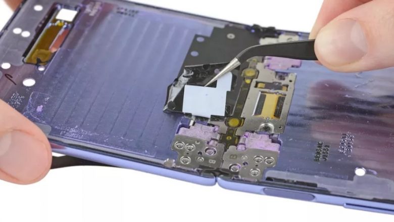 Samsung Galaxy Z Flip nuk ia doli të kalonte testin e pluhurit