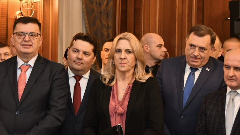 Dodik nuk “bëhej rehat” ndërsa në sallë u intonua himni i Bosnje dhe Hercegovinës