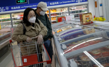 Gruaja në Wuhan pa simptoma, infekton pesë të afërm me coronavirus