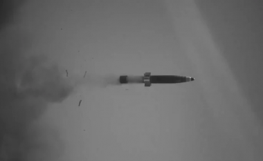 Pamjet e mahnitshme tregojnë testin e municionit të ri Excalibur S nga Raytheon, të drejtuar me saktësi të madhe