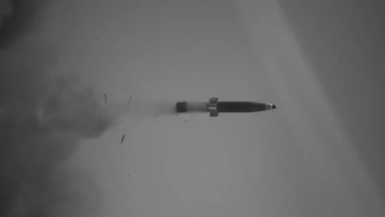Pamjet e mahnitshme tregojnë testin e municionit të ri Excalibur S nga Raytheon, të drejtuar me saktësi të madhe