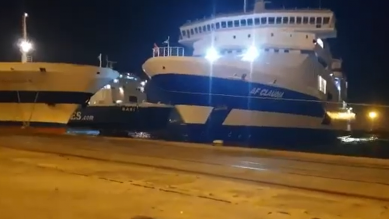 Përplasen 3 tragete në portin e Durrësit