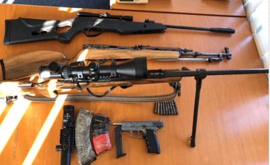 Bastisje në Gjakovë, policia arreston dy persona dhe konfiskon armë ilegale