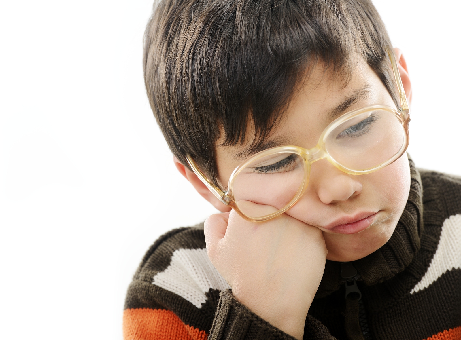 Ухудшение зрения у подростков. Дети в очках. Подросток в очках. Дети с нарушением зрения. Малыши в очках для зрения.