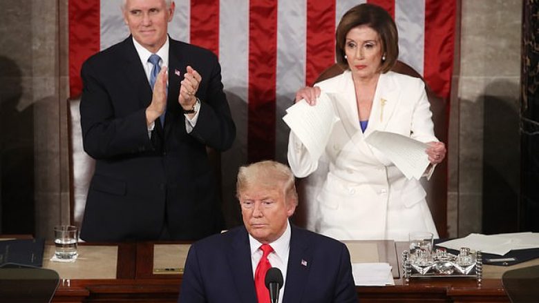 Trump pretendon se Nancy Pelosi e ka thyer ligjin, kur e grisi kopjen e fjalimit të tij