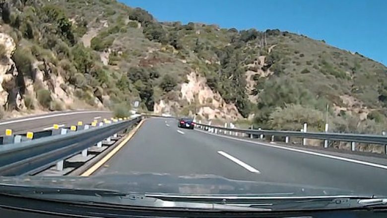 Nuk deshi të lejonte që vetura që kishte pas ta tejkalonte, shoferi i Porsche e pëson keq – përfundon në barrierat e autostradës