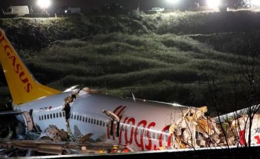 Konfirmohet viktima e parë, pasi aeroplani “rrëshqiti, u nda në tri pjesë dhe u përfshi nga flakët” në aeroportin e Stambollit