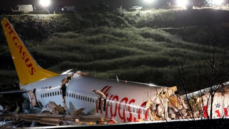 Konfirmohet viktima e parë, pasi aeroplani “rrëshqiti, u nda në tri pjesë dhe u përfshi nga flakët” në aeroportin e Stambollit