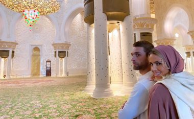 Afërdita Dreshaj me bashkëshortin pozojnë të lumtur në xhaminë “Grand Mosque” në Abu Dhabi