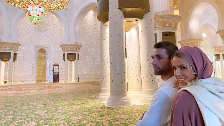 Afërdita Dreshaj me bashkëshortin pozojnë të lumtur në xhaminë “Grand Mosque” në Abu Dhabi