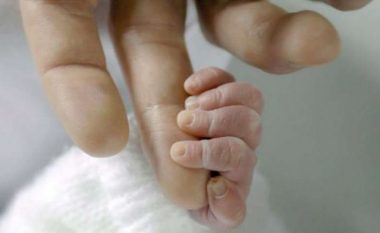 Një foshnje u lind në javën e 26-të, pas dy muaj trajtimi në Klinikën e Neonatologjisë lirohet për në shtëpi në gjendje stabile