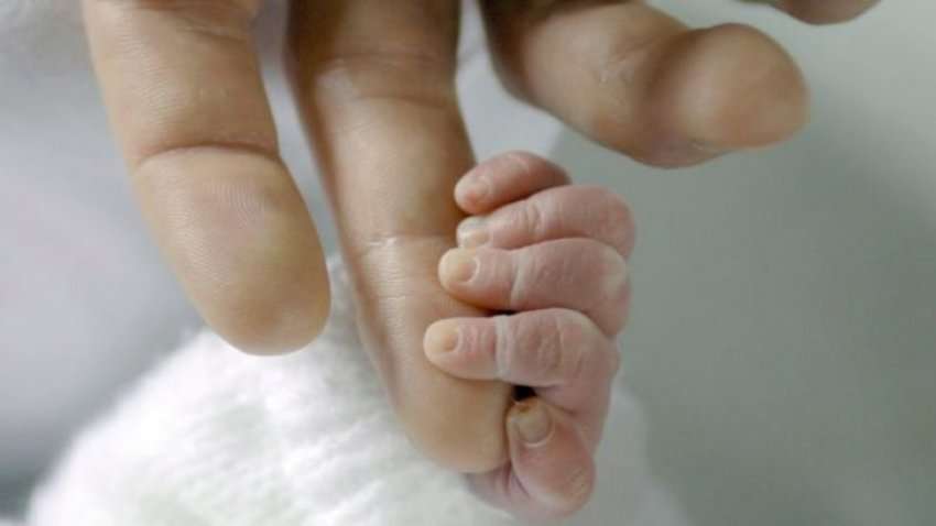 Një foshnje u lind në javën e 26-të, pas dy muaj trajtimi në Klinikën e Neonatologjisë lirohet për në shtëpi në gjendje stabile