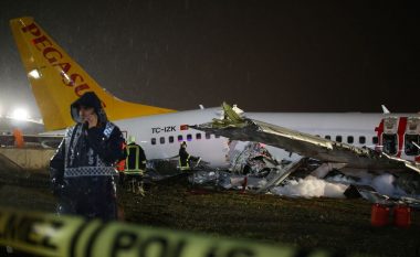 Numri i të vdekurve arrin në tre – pasi aeroplani “rrëshqiti nga pista, u nda në tri pjesë dhe u përfshi nga flakët” në Stamboll