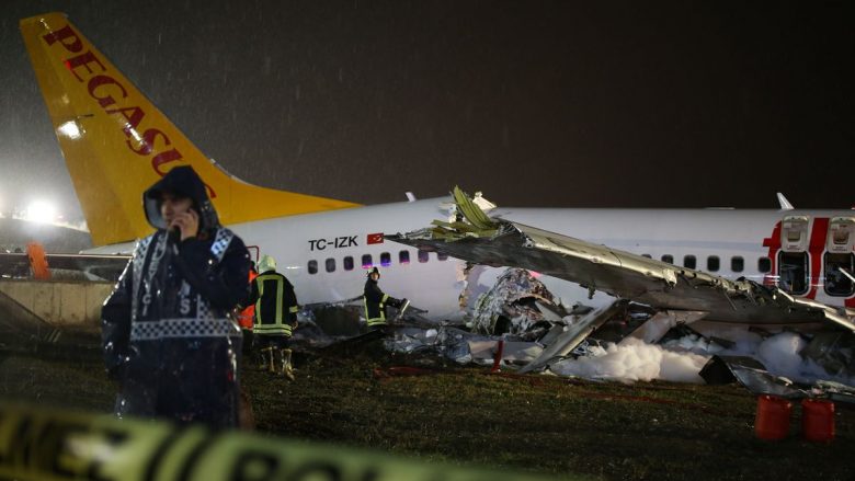 Numri i të vdekurve arrin në tre – pasi aeroplani “rrëshqiti nga pista, u nda në tri pjesë dhe u përfshi nga flakët” në Stamboll