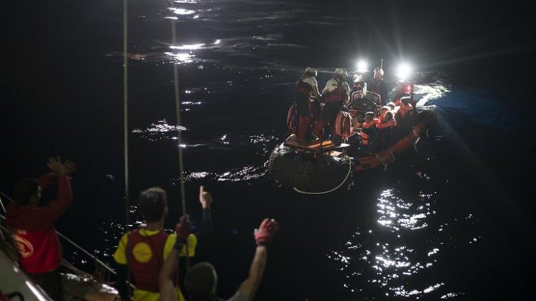 Anija që transportonte 91 migrantë zhduket në Mesdhe