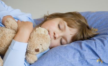 Fëmija juaj kërcet vazhdimisht dhëmbët kur fle gjumë: Këto ushqime duhet të hajë ai