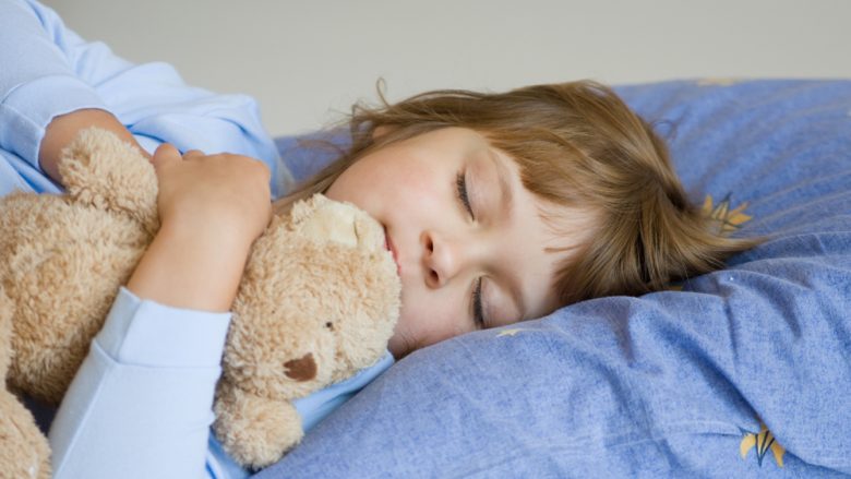 Fëmija juaj kërcet vazhdimisht dhëmbët kur fle gjumë: Këto ushqime duhet të hajë ai