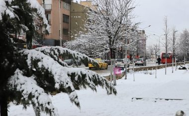 Vazhdojnë reshjet e shiut dhe borës 