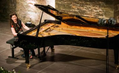 “Është kaput”: Pianistja e trishtuar, transportuesit e mallrave i shkatërruan pianon në vlerë rreth 200 mijë dollarë