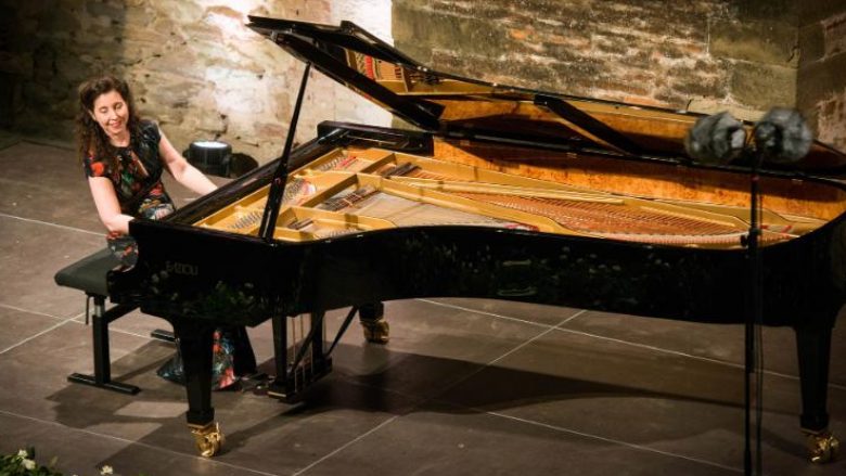 “Është kaput”: Pianistja e trishtuar, transportuesit e mallrave i shkatërruan pianon në vlerë rreth 200 mijë dollarë