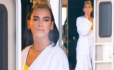 Dua Lipa fotografohet duke tymosur cigare, teksa xhiron klipin e ri veshur me robdeshambër