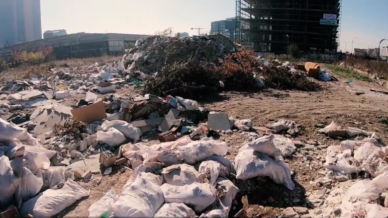 Tetovë, ndizen mbeturinat në deponitë e egra