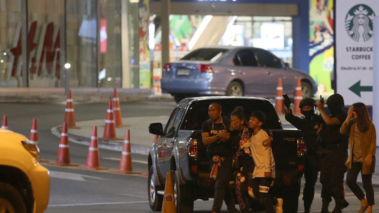 Masakra në Tajlandë – sulmuesi vrau 20 persona, ndërsa ushtria bastisi qendrën tregtare në kërkim të tij