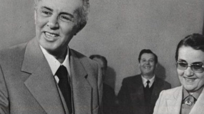 Enver Hoxha në Byro (1979): Majlinda Gjodede e lë në bisht të urës Brixhit Bardonë!
