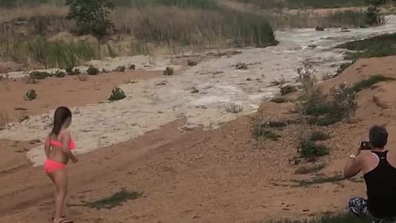 Familja shikojnë ujin që vinte përgjatë lumit të tharë – për herë të parë, pas disa vitesh