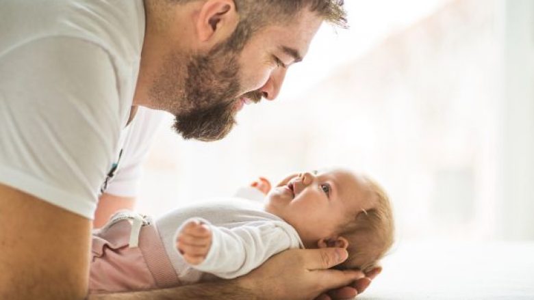 Finlanda do t’i japë baballarëve pushime të njëjta prindërore si nënave