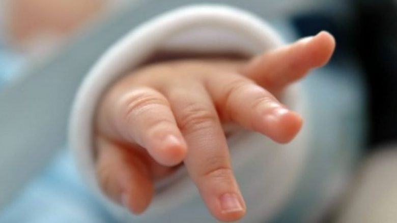 Vdes foshnja dymuajshe në Prishtinë, policia heton rastin