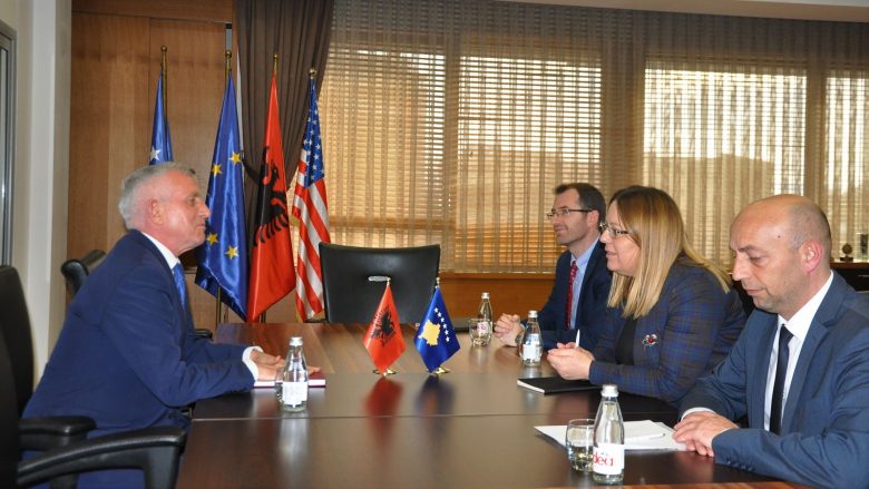 Ministrja e Arsimit takon Ambasadorin e Shqipërisë në Kosovë