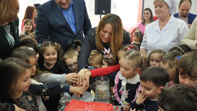Ministrja Bajrami mori pjesë në përurimin e objektit të ri të çerdhes “Yllkat” në Prishtinë