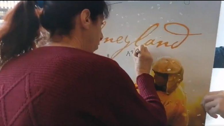 Hatixheja nga ‘Honeyland’ jep autograf në Hollywood