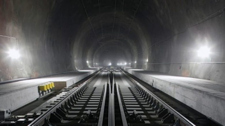 Nën Alpet zvicerane, tuneli më i gjatë hekurudhor në botë është drejt përfundimit