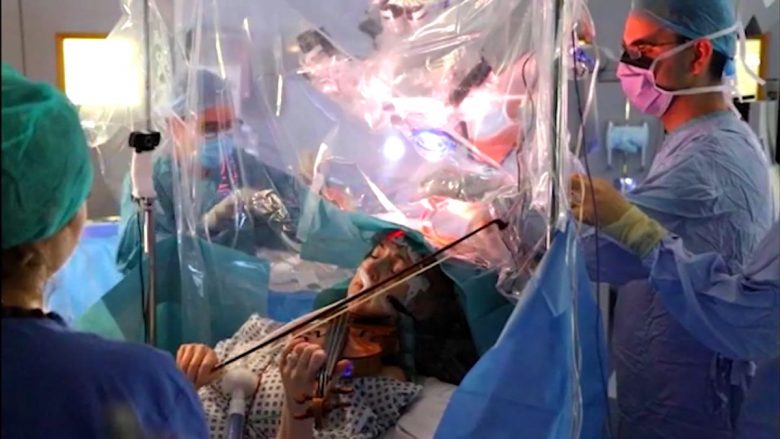 Kjo violiniste luajti me instrumentin e saj, edhe pse kirurgët po ia largonin tumorin nga truri