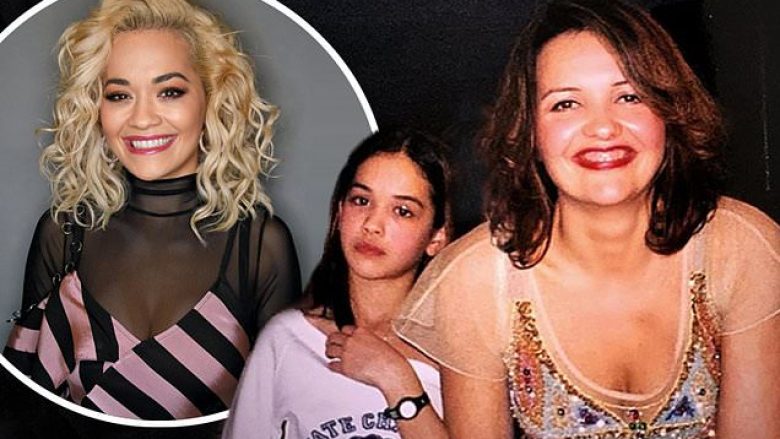 Rita Ora dikur ‘bisht’ i nënës së saj, e ëma e këngëtares sjell fotografi të para shumë viteve kur vajza e saj e përndiqte ngado